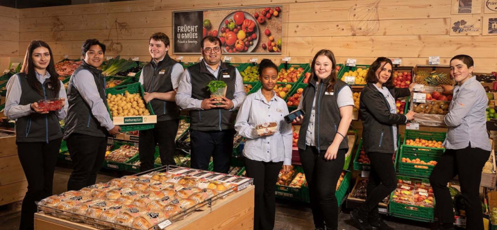 Des apprenti·e·s Coop dirigent un supermarché pour une durée d'un an