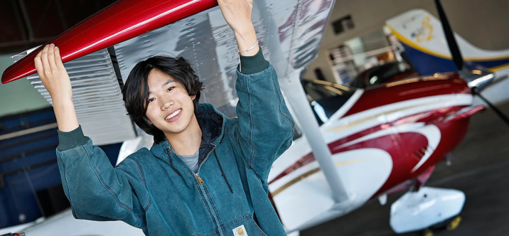 Le plus jeune pilote au monde fait une escale à Genève durant son tour du monde