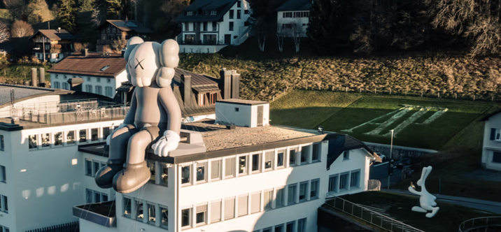 KAWS pose son COMPANION sur le toit d'Audemars Piguet