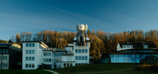 KAWS pose son COMPANION sur le toit d'Audemars Piguet