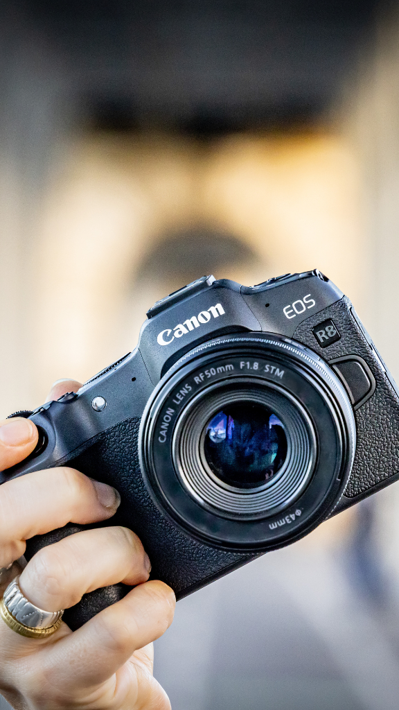 Le plein format ultraléger: Canon annonce l'EOS R8