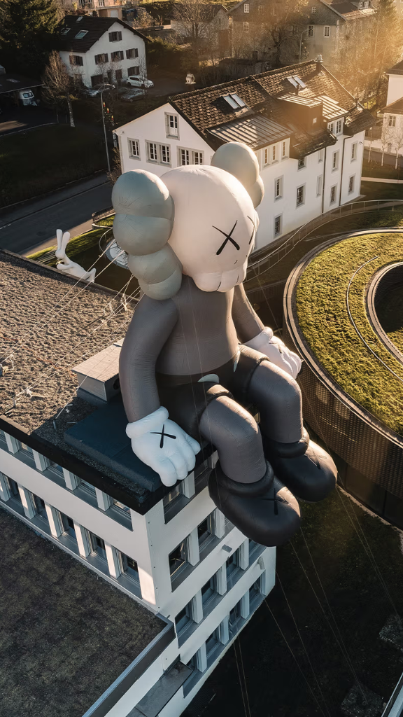 KAWS pose son COMPANION sur le toit d'Audemars Piguet