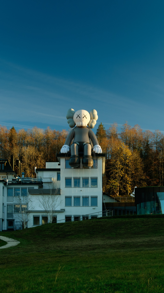 KAWS pose son COMPANION sur le toit d'Audemars Piguet