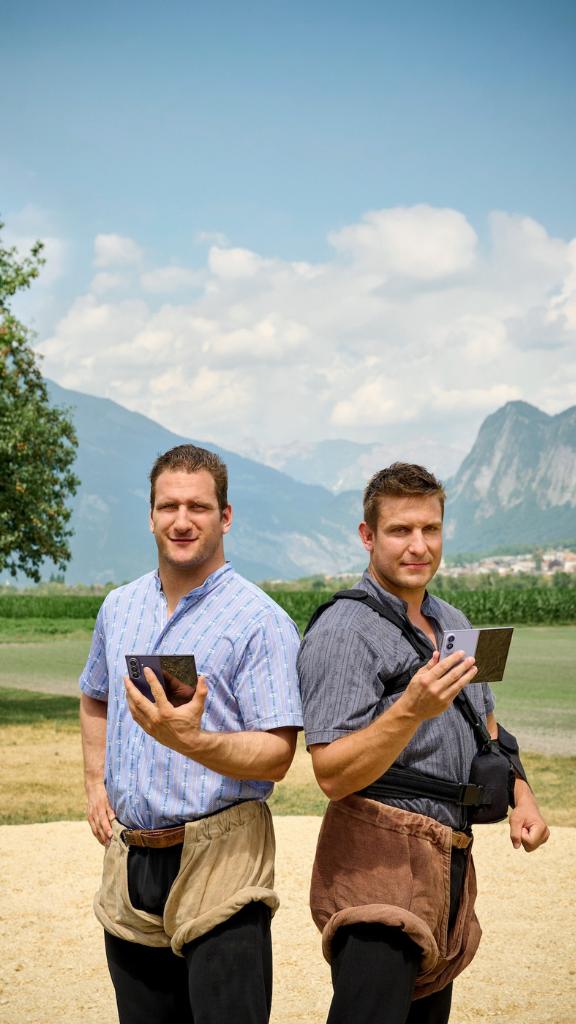 Armon et Curdin Orlik montent sur le ring pour Samsung